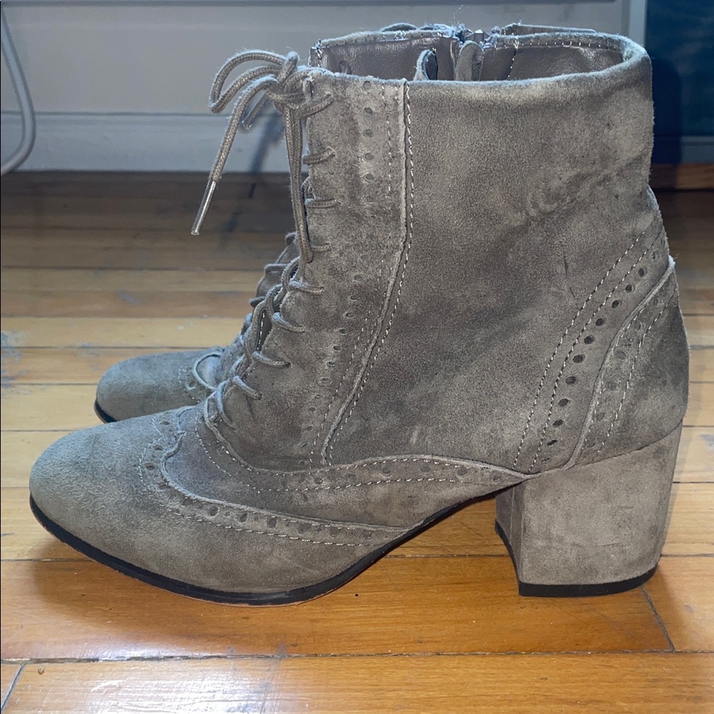 Tahari Gray Suede Lace Up Ankle Boots Size 7